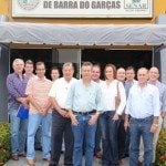 Eduardo Baroni, presidente do Sindicato Rural à esquerda de Eduardo Biagi com criadores e colaboradores da ABCZ. Foto: Divulgação.