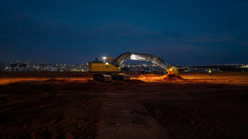 John Deere estreia nova geração de escavadeiras