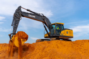 John Deere estreia nova geração de escavadeiras