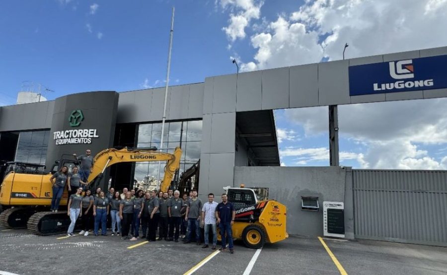 Equipe da Tractorbel Equipamentos celebra a conquista da certificação Self Service Cummins - Crédito - Divulgação Tractorbel