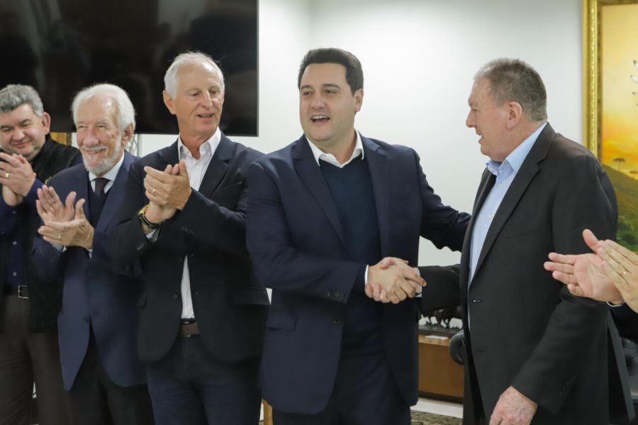 Curitiba, 21 de junho de 2023 - O governador Carlos Massa Ratinho Jr. em reunião com integrantes da Cooperativa Agrária.